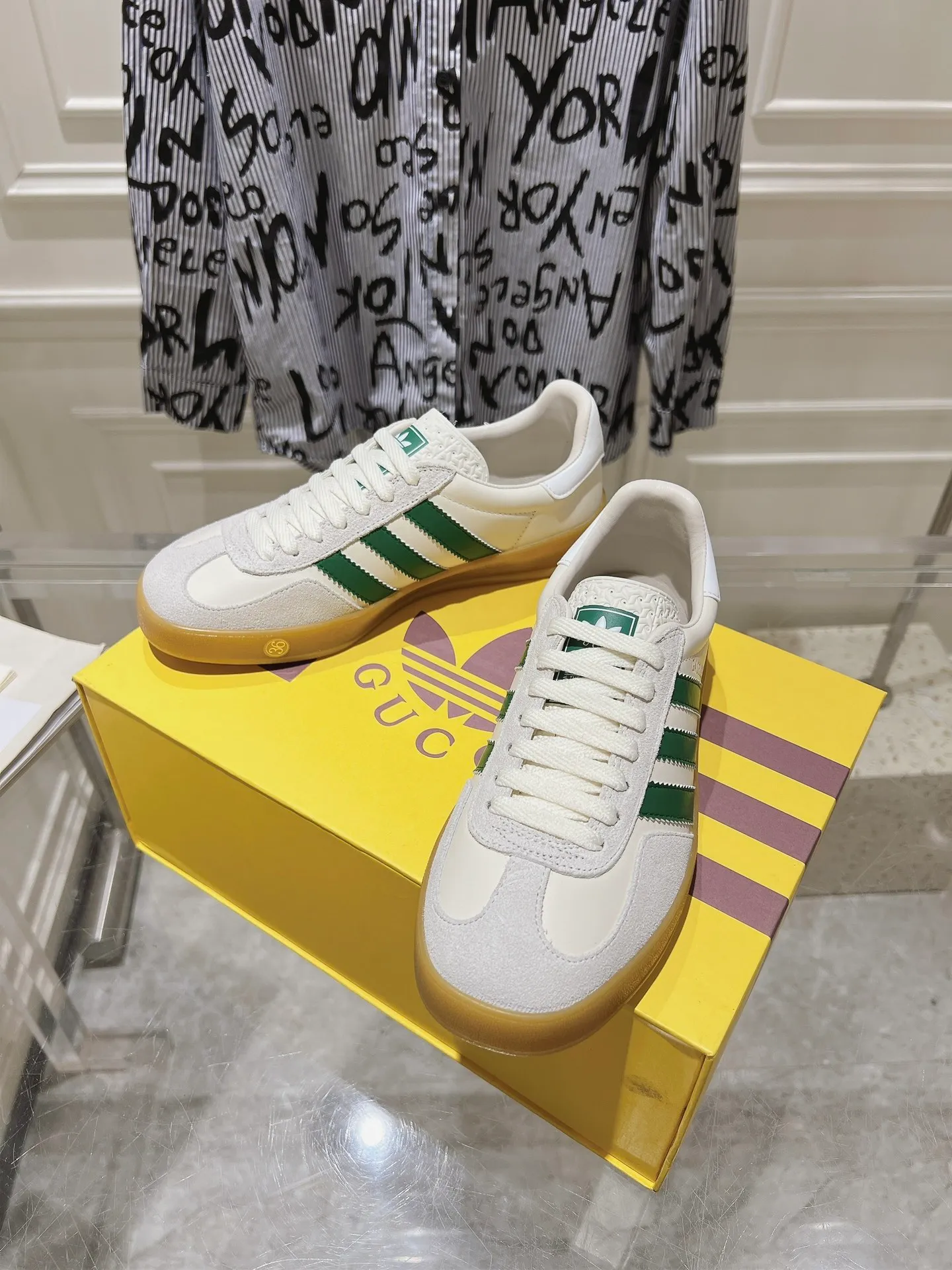 👟👟Ex-factory price 520👟👟Gucci&adidas joint limited edition couple's sneakers. A super nice joint casual sneaker with rich and bold colors! It showed everyone a completely different charm from the past! Combining retro style and youthful sports style to create a new aesthetic! Vitality yet stylish at the same time! ! Upper - made of cowhide, cowhide, cloth. Lining - sheepskin lining for foot pads. Sole - original open-molded beef tendon non-slip and wear-resistant outsole. Size: 35-47 (couple style)